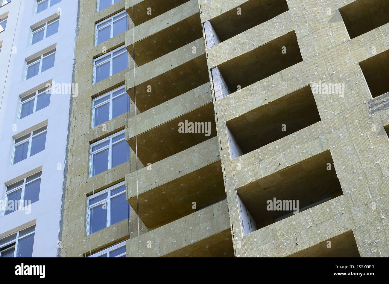 Nouvelle ville résidentielle multi magasin apartement haute façade de maison de bâtiment en construction. Façade de maison de construction d'appartements résidentiels multi-magasins Banque D'Images