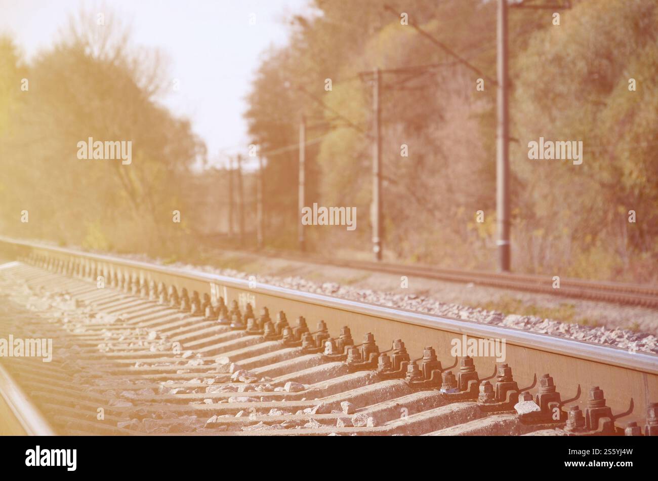 Automne paysage industriel. Dans la distance de recul de fer parmi les arbres d'automne jaune et vert Banque D'Images