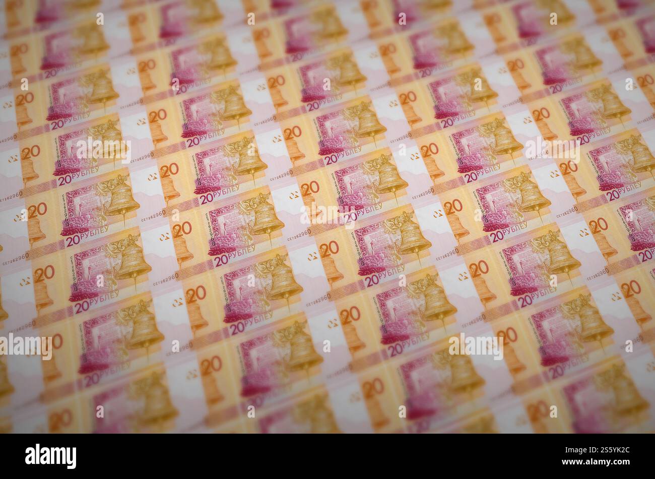 20 billets de roubles biélorusses imprimés dans un convoyeur de production d'argent illégal. Collage de nombreux faux billets. Concept de travail de masse des contrefacteurs. 20 Banque D'Images