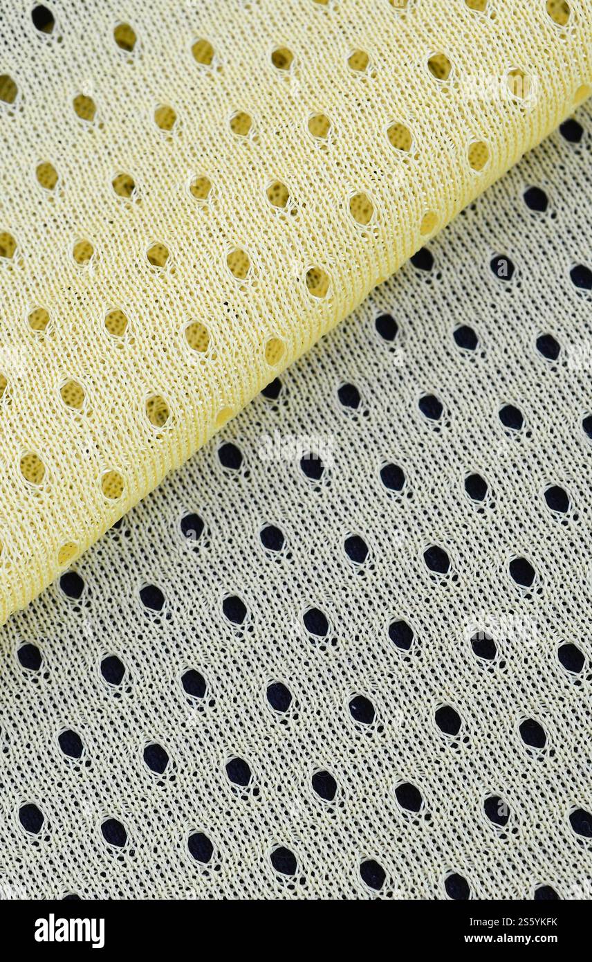 Fond de modèle textile de tissu de tissu de sport de maille jaune. Couleur jaune maillot de football vêtements tissu texture vêtements de sport. Poreux respirant Banque D'Images