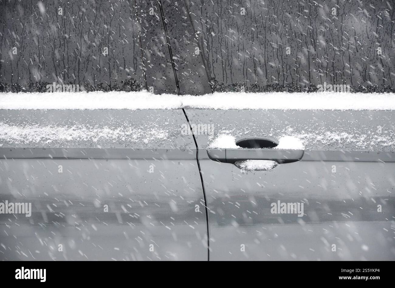 Fragment de la voiture sous une couche de neige après une forte chute de neige. La carrosserie de la voiture est recouverte de neige blanche. Fragment de la voiture sous une couche Banque D'Images Fragment de la voiture sous une couche de neige après une forte chute de neige. La carrosserie de la voiture est recouverte de neige blanche. Fragment de la voiture sous une couche Banque D'Images