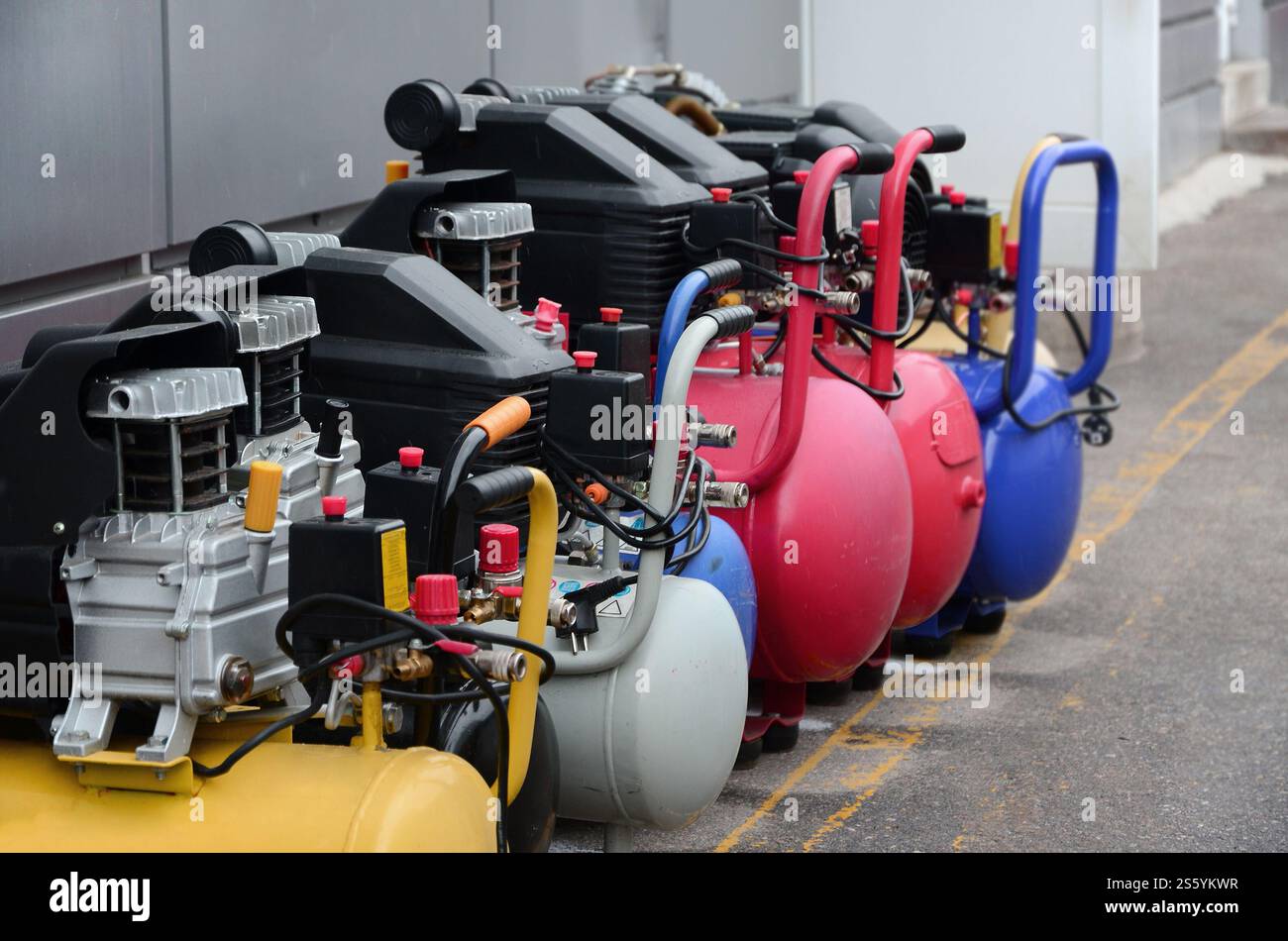 Beaucoup de nouvelles pompes de pression de compresseurs d'air gros plan photo. De nombreuses pompes de pression de compresseurs d'air neufs se rapprochent Banque D'Images