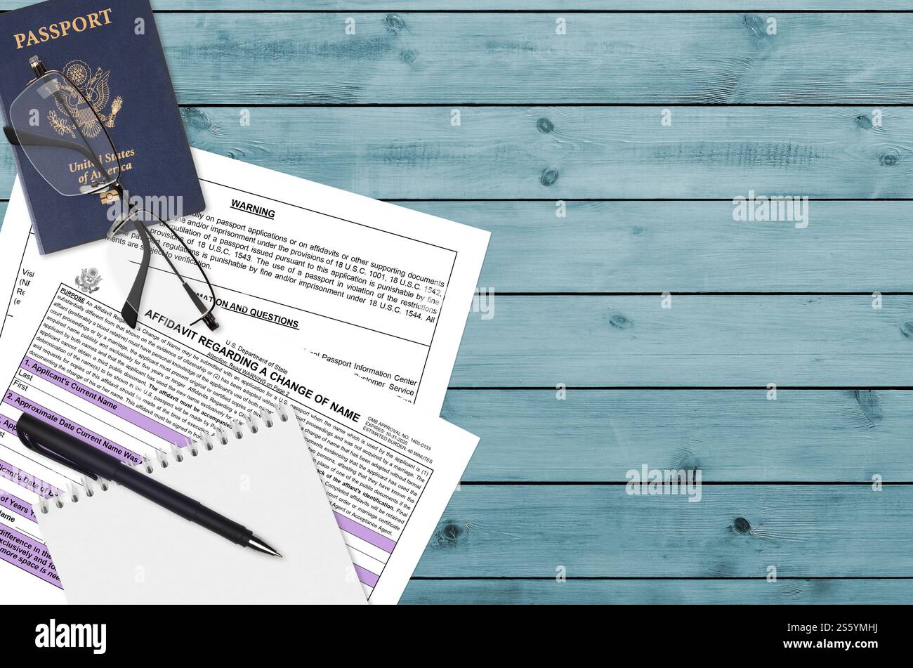 L'affidavit DS60 du Département d'État concernant un changement de nom est sur la table et prêt à être rempli. Paperasserie pendant les opérations avec US Passport Banque D'Images