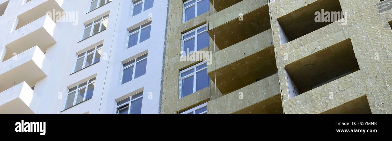 Nouvelle ville résidentielle multi magasin apartement haute façade de maison de bâtiment en construction. Façade de maison de construction d'appartements résidentiels multi-magasins Banque D'Images