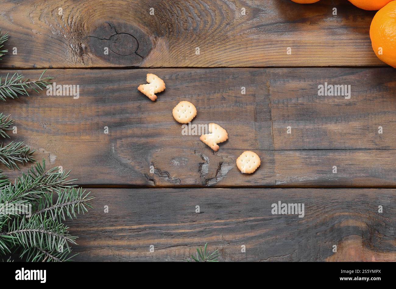 Carte de vacances de Noël avec mandarines, craquelin 2020 chiffres et branches de sapin avec espace de copie. Vue de dessus, pose à plat. Mandarines, craquelins 2020 chiffres et Banque D'Images