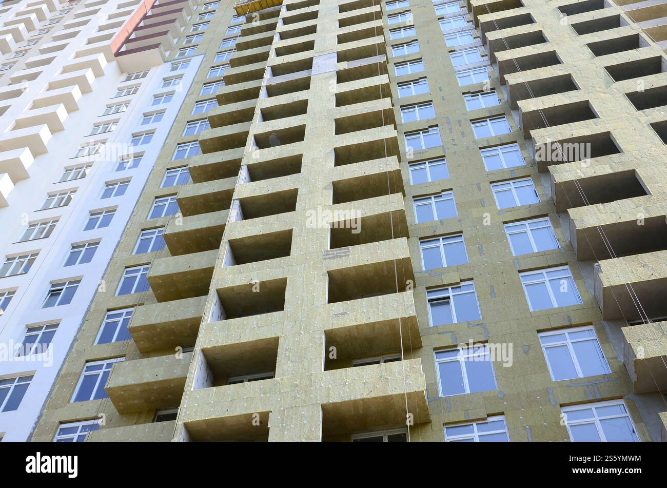 Nouvelle ville résidentielle multi magasin apartement haute façade de maison de bâtiment en construction. Façade de maison de construction d'appartements résidentiels multi-magasins Banque D'Images