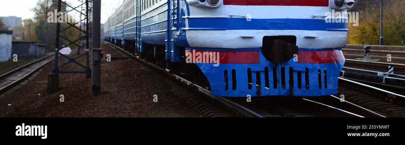 Train électrique de banlieue. Vieux train électrique soviétique avec un design obsolète se déplaçant par rail. Concept de transport. Vieux train électrique soviétique avec Banque D'Images