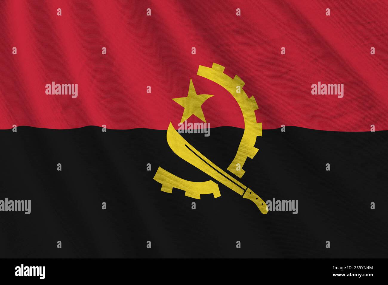 Drapeau de l'Angola avec de grands plis ondulant de près sous la lumière du studio à l'intérieur. Les symboles officiels et les couleurs dans la bannière de tissu. Drapeau de l'Angola avec grand Banque D'Images