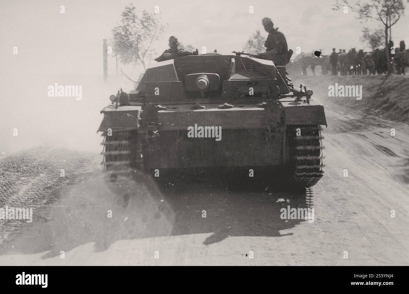 Équipage de soldats allemands avec un canon d'assaut de 75 mm StuG III sur la marche. - Document historique, photographe inconnu Banque D'Images