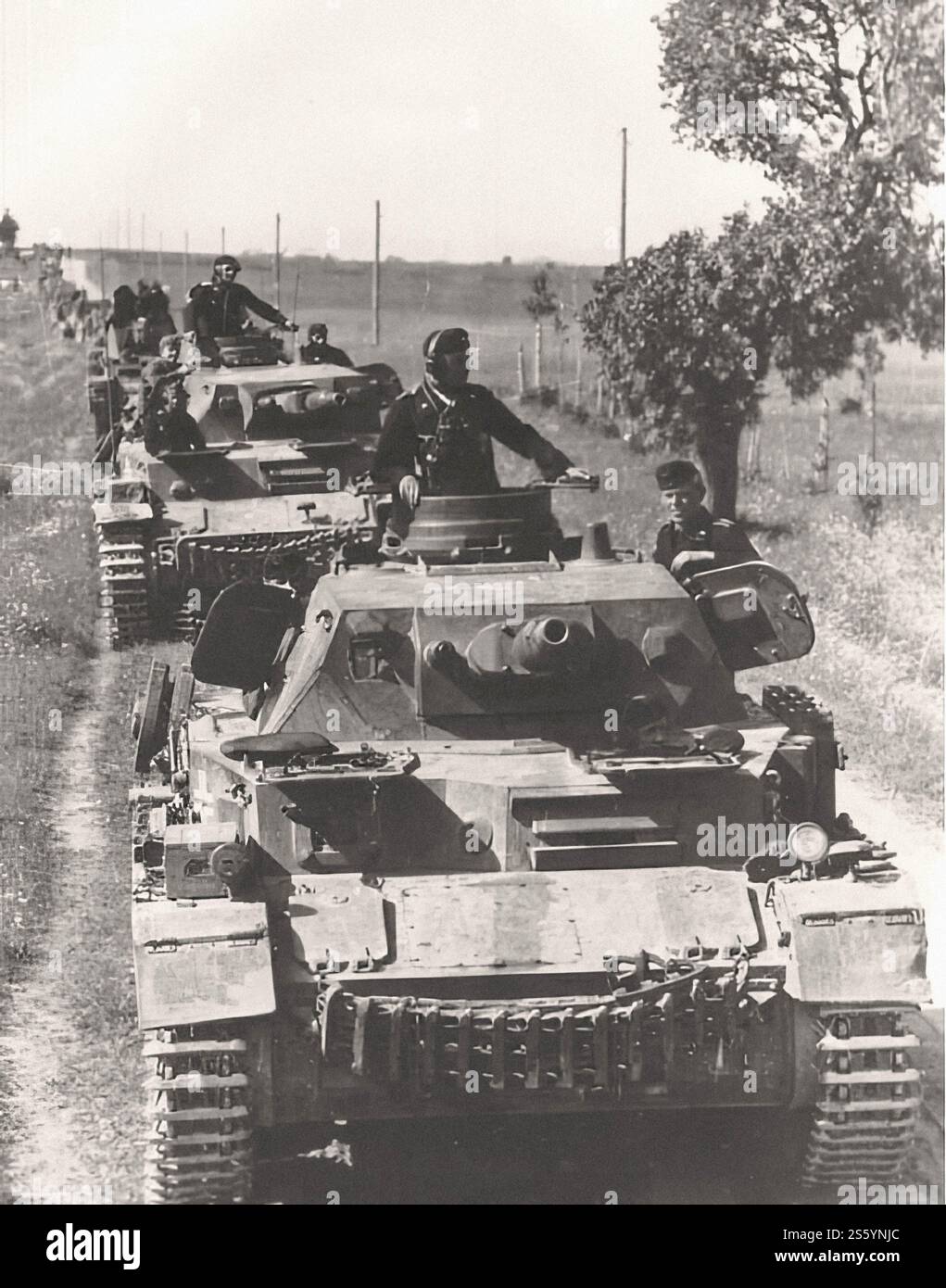 Équipage de soldats allemands sur un véhicule blindé - Un Panzer IV Ausf. D char moyen armé du 7.5cm (75mm) kW. K l - 24 - document historique, photographe inconnu Banque D'Images