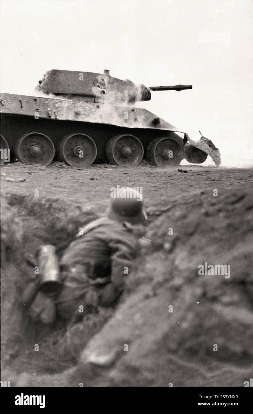 Haupt Kampf Line - soldat allemand regarder un T-34 en feu - document historique, photographe inconnu Banque D'Images