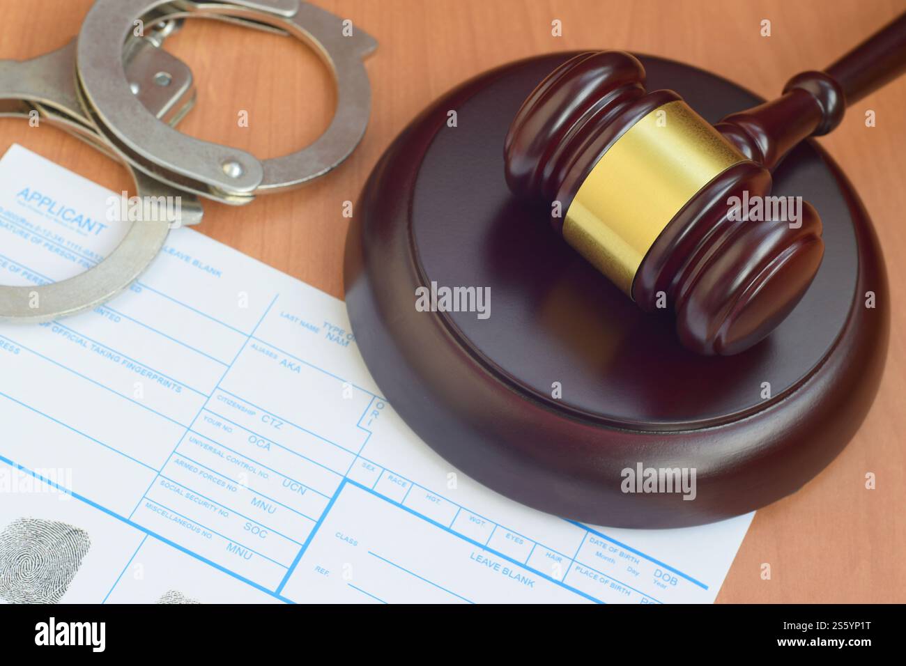 Justice maillet et demandeur ou empreintes digitales carte avec menottes de police de près. Justice maillet et demandeur ou empreintes digitales de la carte avec la police Banque D'Images