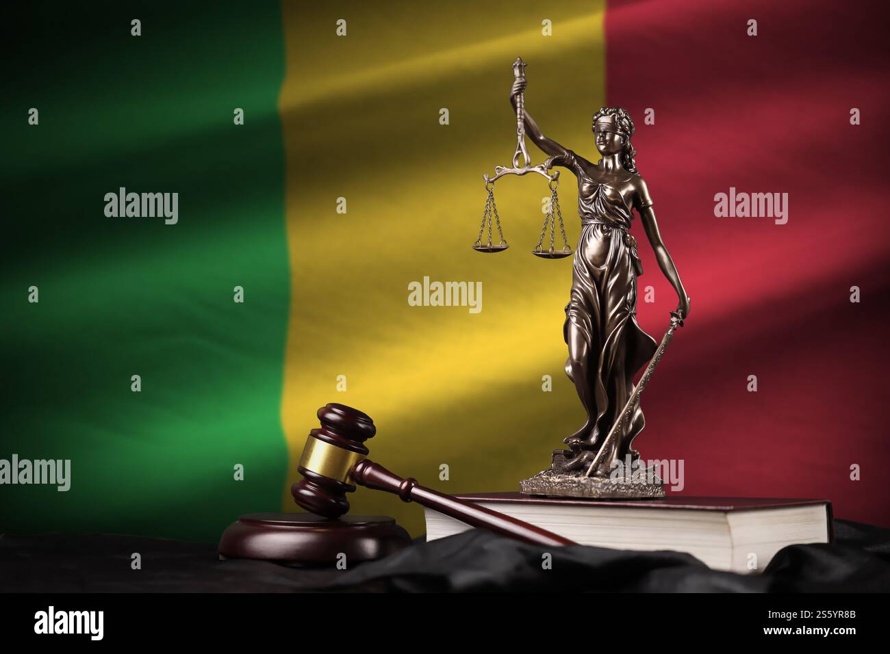 Drapeau du Mali avec statue de dame justice, constitution et marteau de juge sur draperie noire. Concept de jugement et de punition. Drapeau du Mali avec statue de Banque D'Images