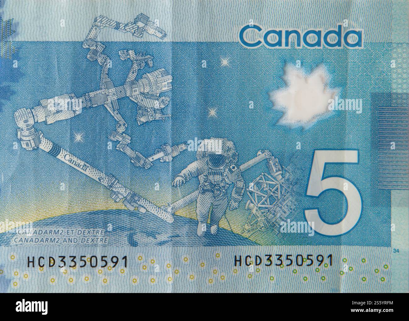 Dextre et canadarm2 on Canada 5 dollars 2013 fragment de billet de banque polymère gros plan. Dextre et canadarm2 sur billet de banque Canada 5 dollars 2013 en polymère Banque D'Images Dextre et canadarm2 on Canada 5 dollars 2013 fragment de billet de banque polymère gros plan. Dextre et canadarm2 sur billet de banque Canada 5 dollars 2013 en polymère Banque D'Images