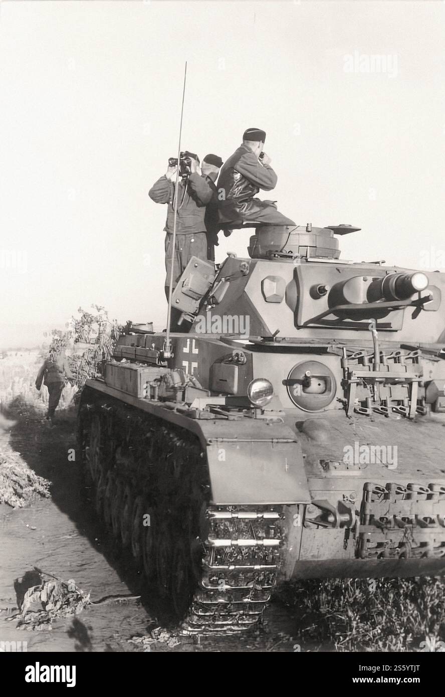 Équipage de soldats allemands sur un véhicule blindé - Panzer IV Ausf. D - document historique, photographe inconnu Banque D'Images