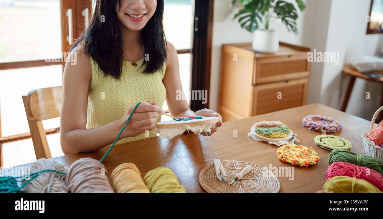 Aiguille perforée. Femme asiatique faisant tricoter Hobby à la main dans l'atelier de studio. Designer Workplace projet artisanal fait à la main concept de broderie DIY Banque D'Images