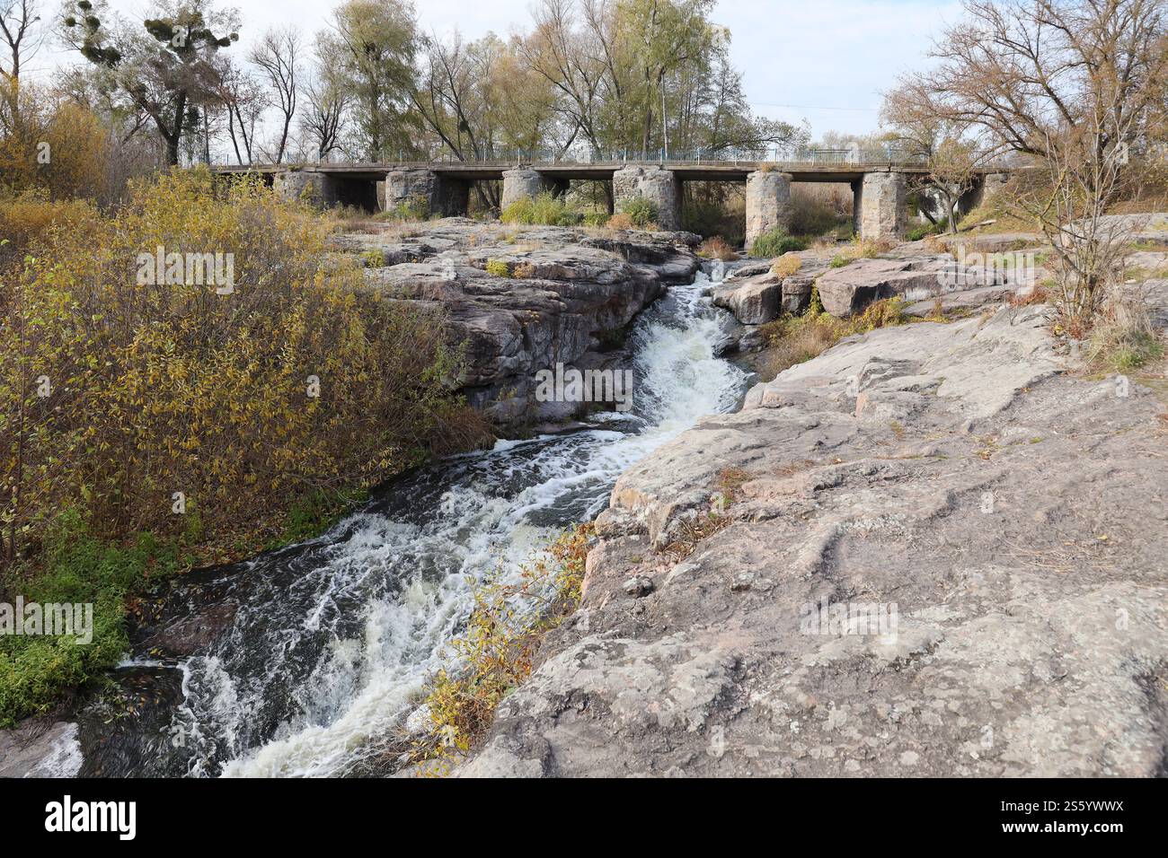 Banque rocheuse, paysage de montagne. Vue sur la rivière de montagne au début du printemps. Paysage naturel, nature sauvage. Canyon Bukski et rivière Tikich. Banc rocheux, Banque D'Images