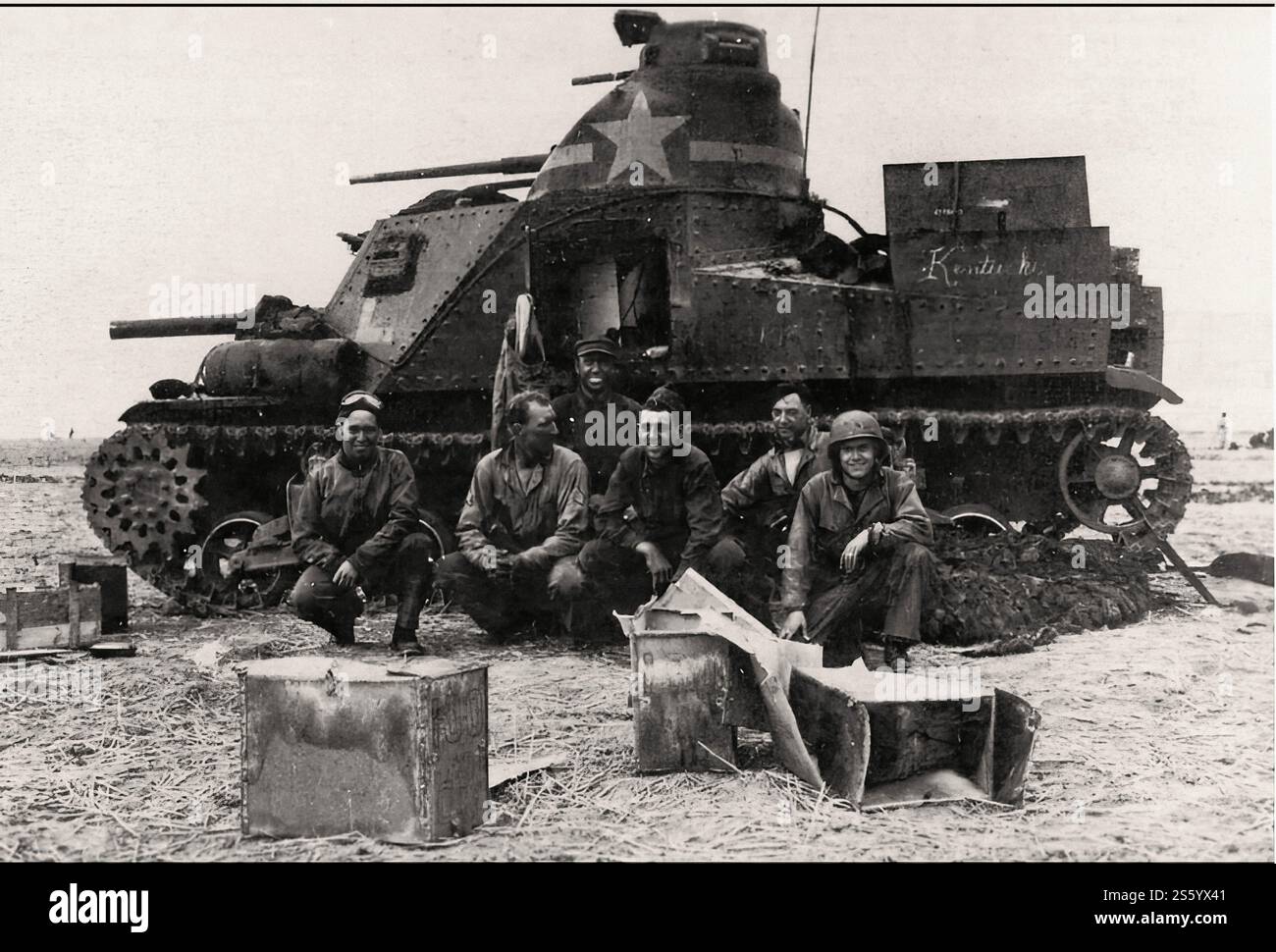 Tankers Company «F» 2nd Battalion, 13th Tank Regiment, 1st Armored Division United States à propos de son char M-3 - Grant - en Tunisie en décembre 1942. - Document historique, photographe inconnu Banque D'Images