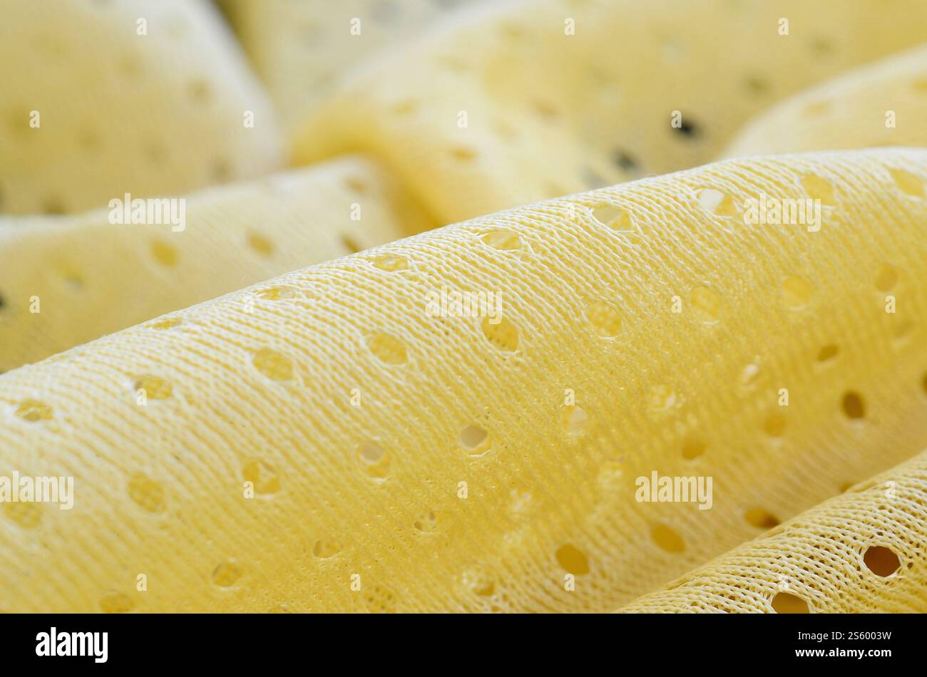 Fond de modèle textile de tissu de tissu de sport de maille jaune. Couleur jaune maillot de football vêtements tissu texture vêtements de sport. Poreux respirant Banque D'Images