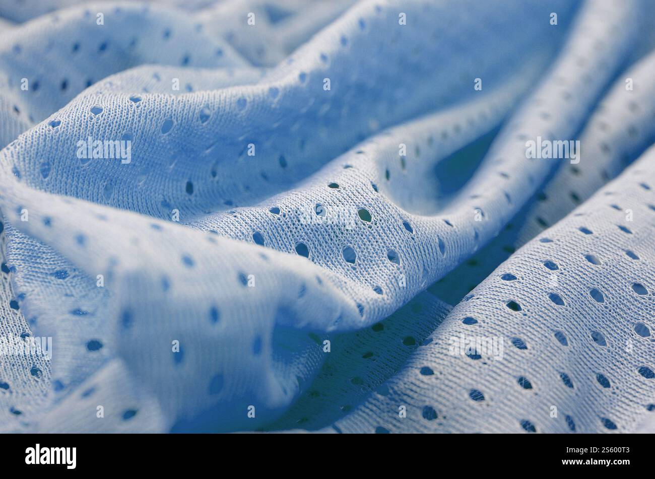 Fond de modèle textile de tissu de tissu de sport de maille bleu. Couleur bleue maillot de football vêtements tissu texture vêtements de sport. Porifère poreux respirant Banque D'Images