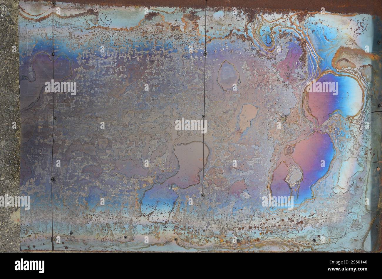 Texture de corrosion abstraite sur la tôle d'acier plaquée cuivre. Motif aléatoire dans les couleurs orange et bleu. Texture de corrosion abstraite sur le cuivre Banque D'Images
