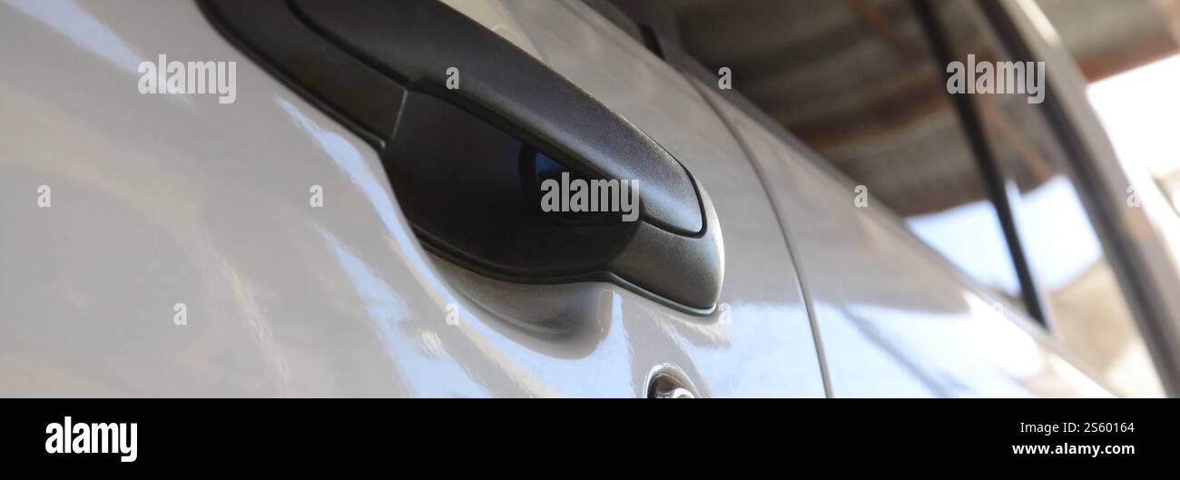 Fermez la poignée de porte noire de voiture. EQUIPEMENT automobile. Mise au point sélective. Fermez la poignée de porte noire de voiture. EQUIPEMENT automobile Banque D'Images
