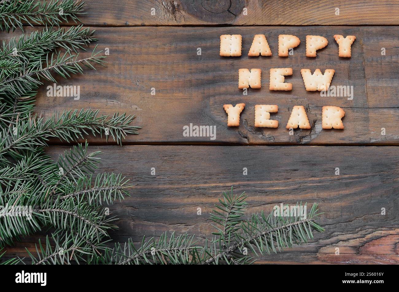 Carte de vacances de Noël avec mandarines, texte craquelin et branches de sapin avec espace de copie. Vue de dessus, pose à plat. Mandarines, texte craquelé et branches de sapin Banque D'Images