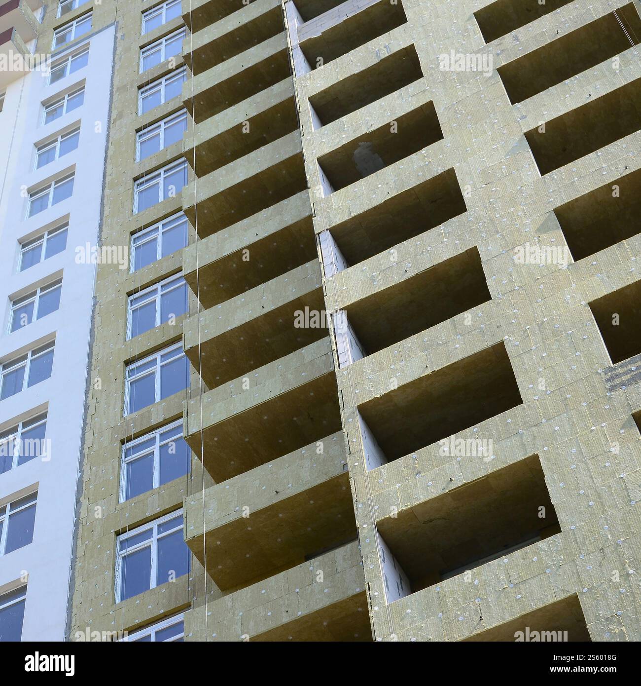 Nouvelle ville résidentielle multi magasin apartement haute façade de maison de bâtiment en construction. Façade de maison de construction d'appartements résidentiels multi-magasins Banque D'Images