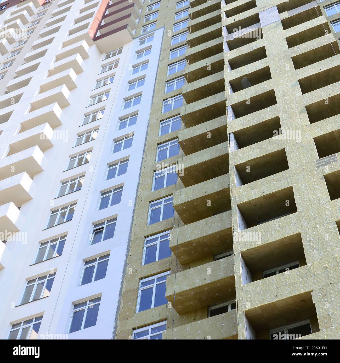 Nouvelle ville résidentielle multi magasin apartement haute façade de maison de bâtiment en construction. Façade de maison de construction d'appartements résidentiels multi-magasins Banque D'Images