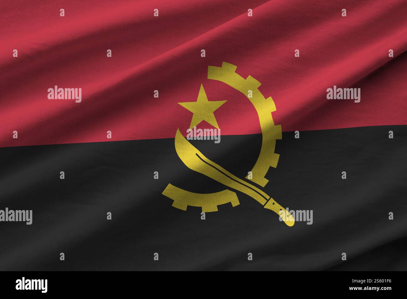 Drapeau de l'Angola avec de grands plis ondulant de près sous la lumière du studio à l'intérieur. Les symboles officiels et les couleurs dans la bannière de tissu. Drapeau de l'Angola avec grand Banque D'Images