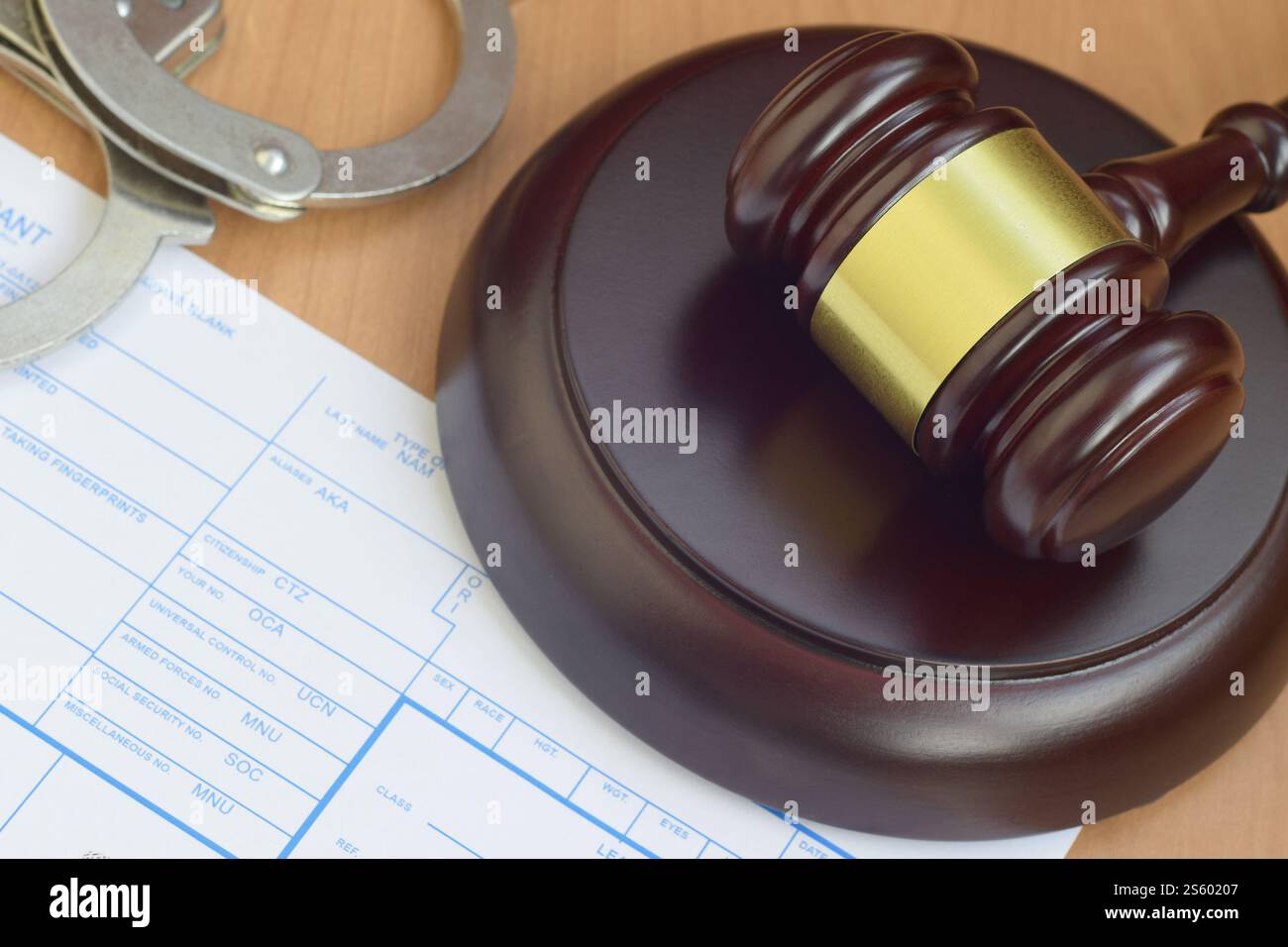 Justice maillet et demandeur ou empreintes digitales carte avec menottes de police de près. Justice maillet et demandeur ou empreintes digitales de la carte avec la police Banque D'Images