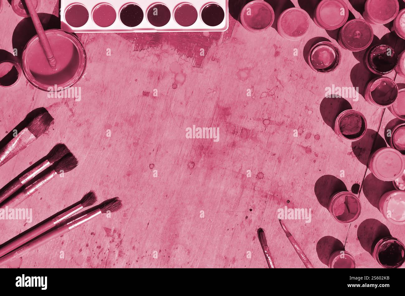 Nature morte, montrant un intérêt pour la peinture à l'aquarelle et choisi Beaucoup de pinceaux, pots avec de la peinture à l'aquarelle et utilisé gouache image tonifiée dans Viva Banque D'Images