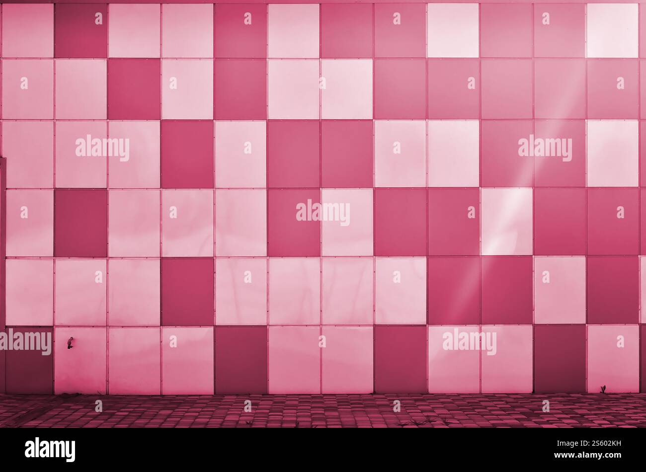 La texture de la paroi métallique, encadrée sous forme de carrés ed. Design mural moderne pour l'extérieur des bâtiments résidentiels et de bureau. Image teintée Banque D'Images