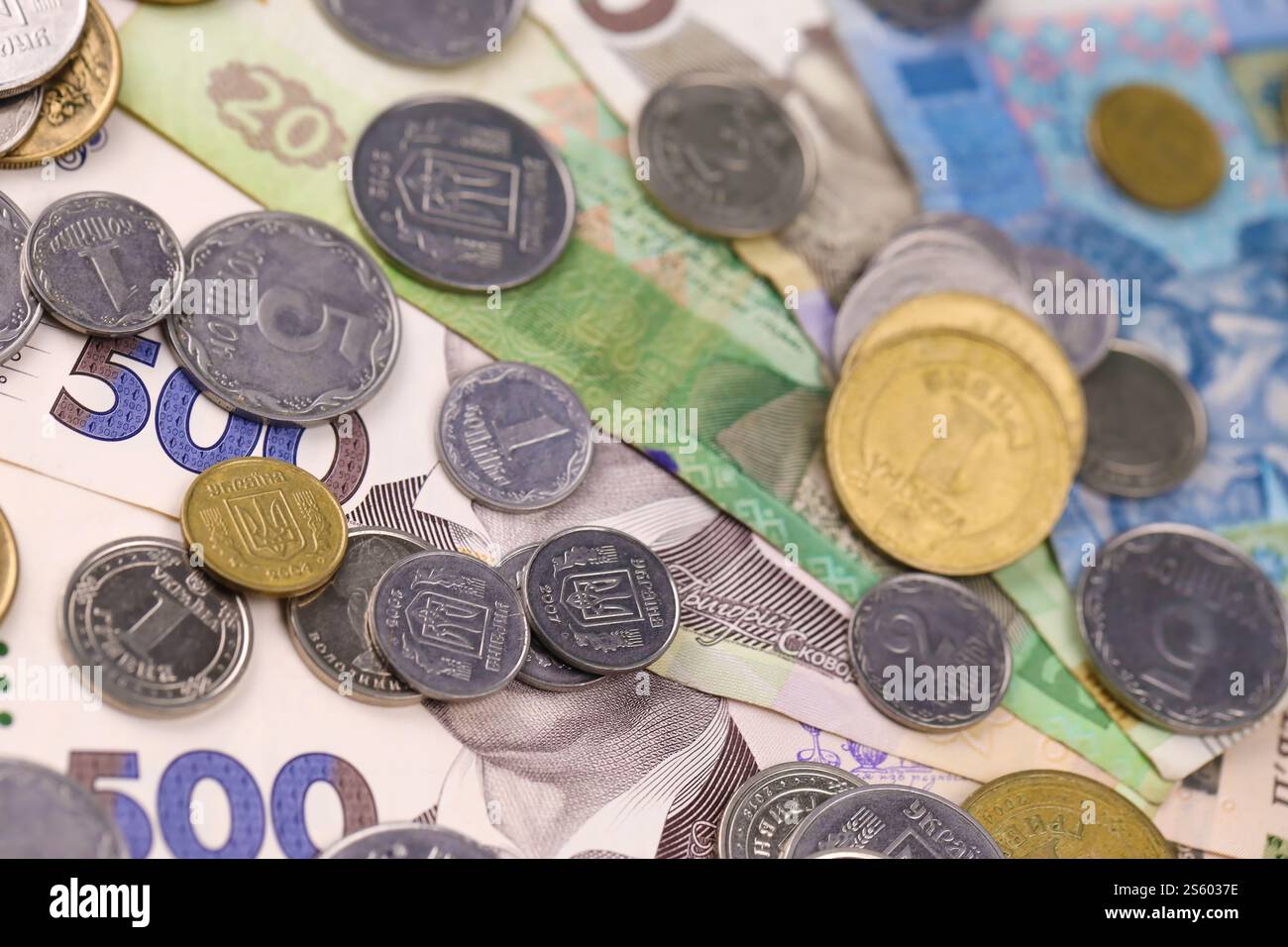 Les billets d'argent et les pièces de monnaie ukrainiens se rapprochent. Grande quantité de billets de hryvnia et de petites pièces de monnaie sur la table. Concept d'entreprise et d'investissement. Argent ukrainien Banque D'Images