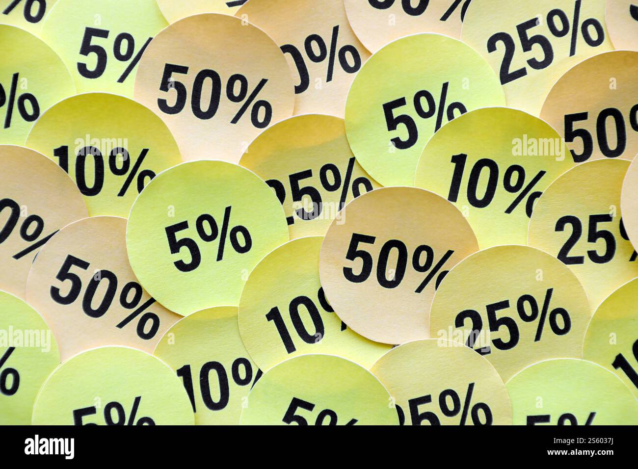 Grande quantité d'autocollants jaunes avec des valeurs de pourcentage pour la vente du vendredi noir ou du cyber lundi. Image abstraite des prix réduits pour toutes les marchandises. Grand Banque D'Images