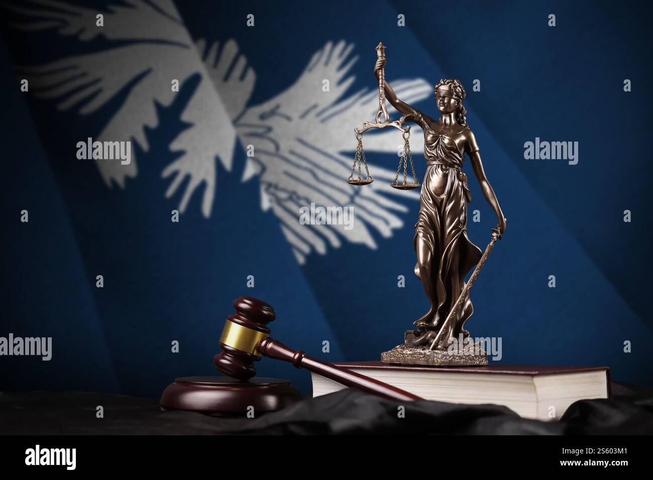 Drapeau de l'État américain de Caroline du Sud avec statue de la justice dame, constitution et marteau de juge sur draperie noire. Concept de jugement et de punition. Sud Banque D'Images
