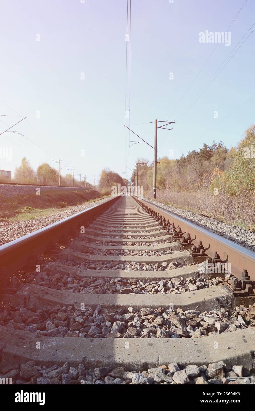 Automne paysage industriel. Dans la distance de recul de fer parmi les arbres d'automne jaune et vert Banque D'Images
