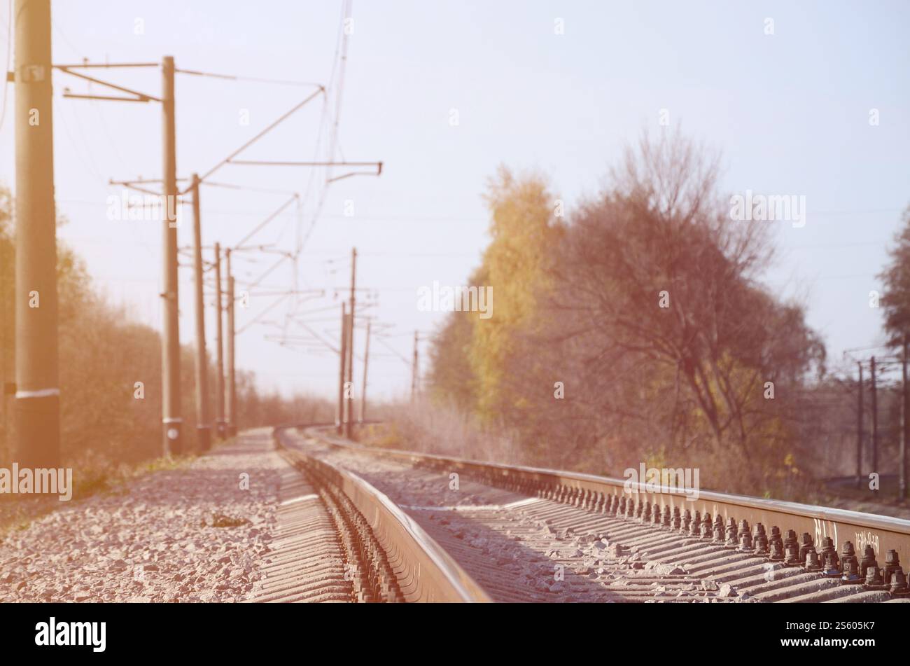 Automne paysage industriel. Dans la distance de recul de fer parmi les arbres d'automne jaune et vert Banque D'Images