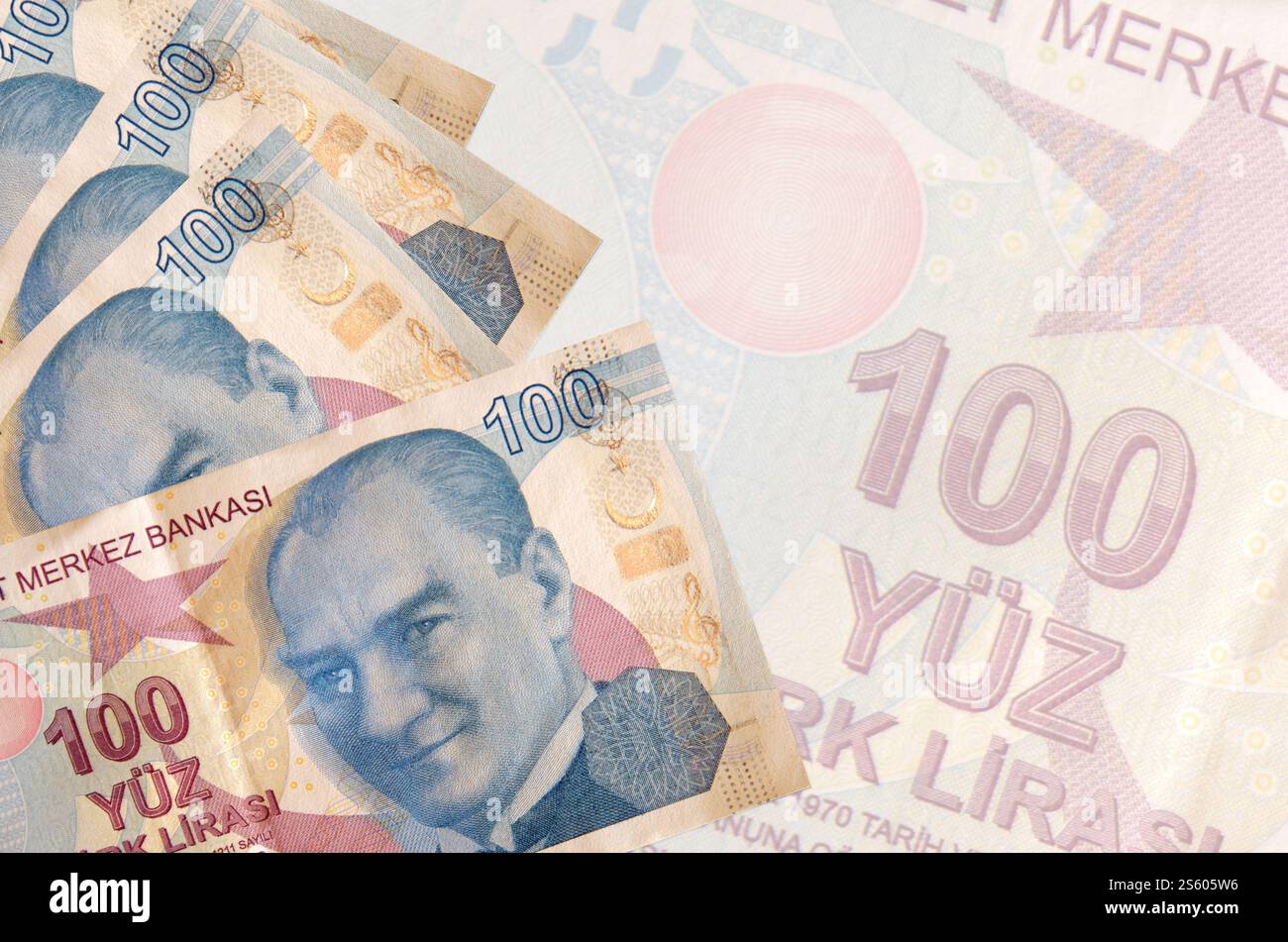 100 billets de lires turques se trouve en pile sur fond de gros billet semi-transparent. Fond d'entreprise abstrait avec espace de copie. 100 livres turques Banque D'Images