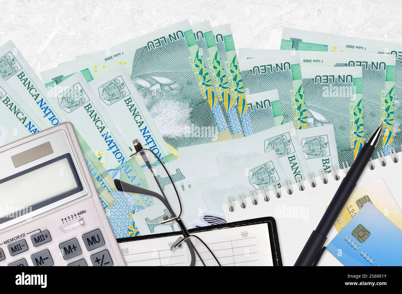 1 billets de leu roumain et calculatrice avec lunettes et stylo. Concept de saison de paiement d'impôt ou solutions d'investissement. Planification financière ou comptable Banque D'Images
