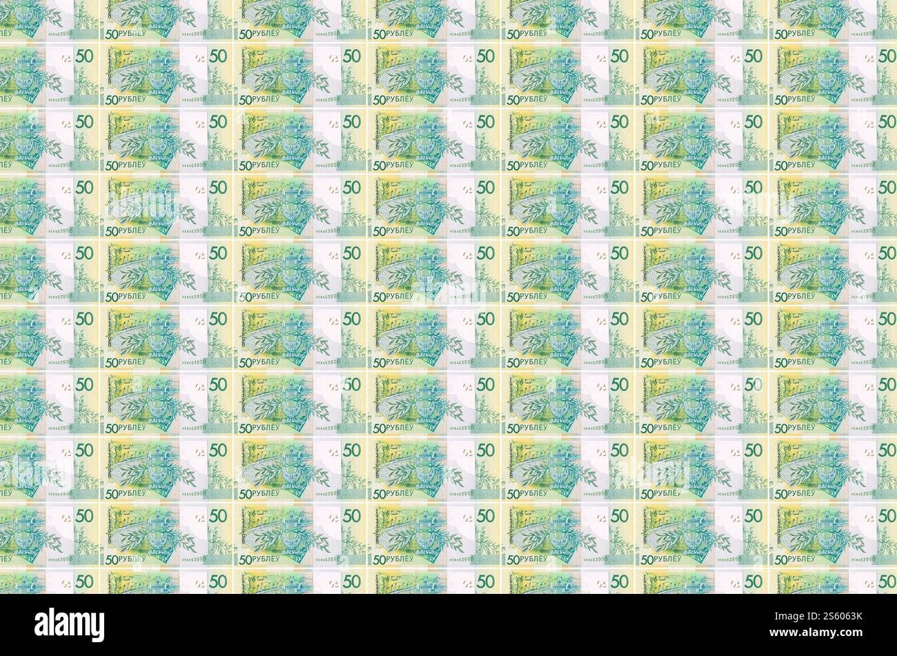 50 billets de roubles biélorusses imprimés dans le convoyeur de production de monnaie. Collage de nombreuses factures. Concept d'inflation et de dévaluation monétaires. 50 Banque D'Images