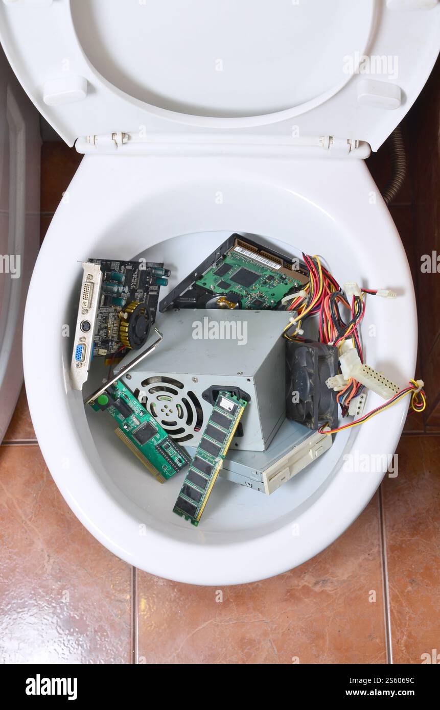 Les détails anciens et inutilisés de l'ordinateur sont recyclés dans la cuvette des toilettes. Concept créatif métaphorique. Les détails anciens et inutilisés de l'ordinateur sont recyclés dans la cuvette des toilettes Banque D'Images