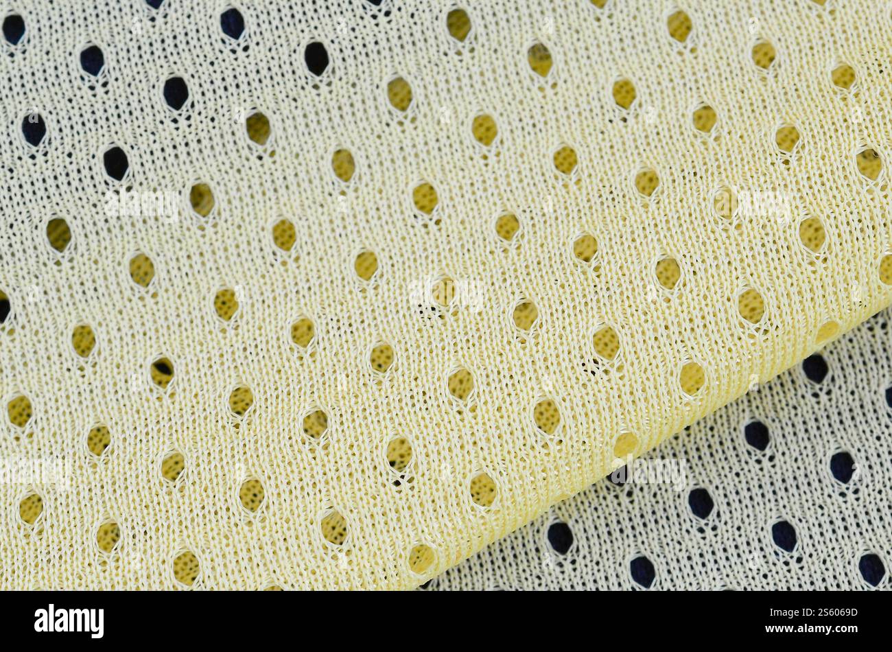 Fond de modèle textile de tissu de tissu de sport de maille jaune. Couleur jaune maillot de football vêtements tissu texture vêtements de sport. Poreux respirant Banque D'Images