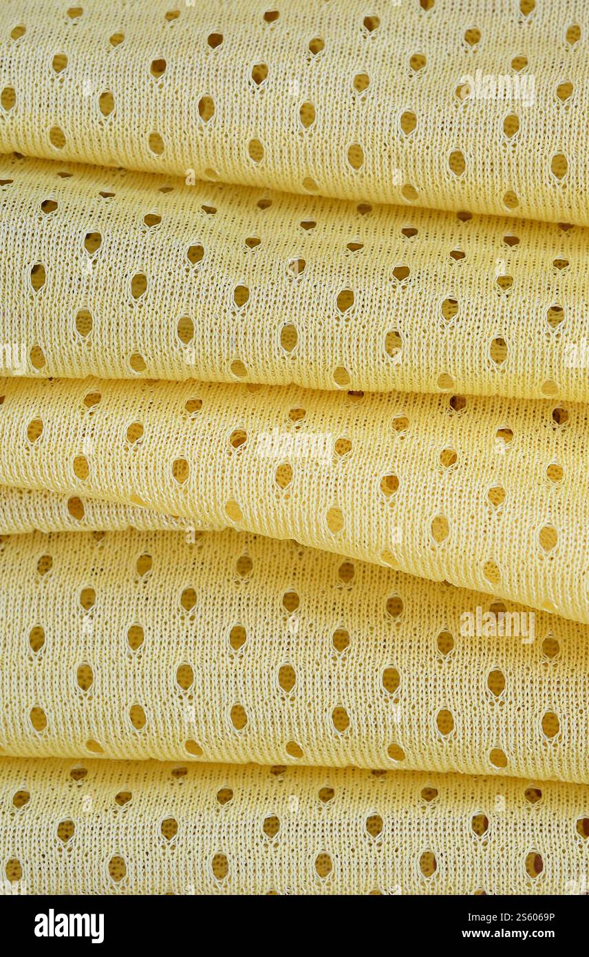 Fond de modèle textile de tissu de tissu de sport de maille jaune. Couleur jaune maillot de football vêtements tissu texture vêtements de sport. Poreux respirant Banque D'Images
