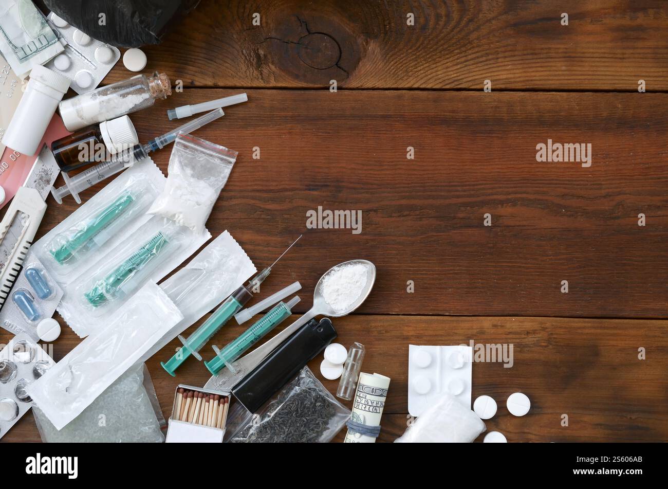 Beaucoup de substances narcotiques et dispositifs pour la préparation de médicaments se trouvent sur une vieille table en bois. Revendeur de drogue. La cocaïne et le cannabis en complète Banque D'Images