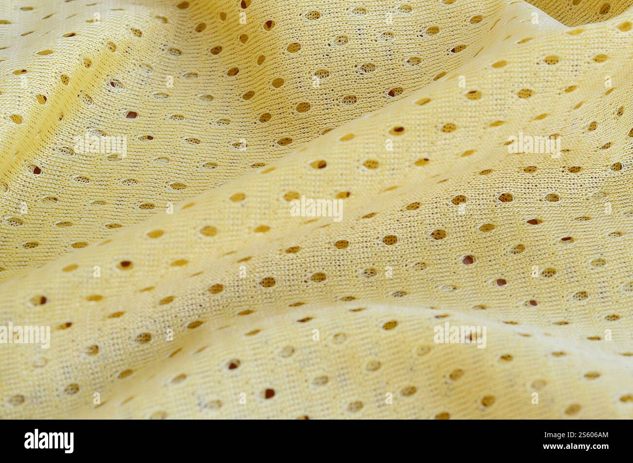 Fond de modèle textile de tissu de tissu de sport de maille jaune. Couleur jaune maillot de football vêtements tissu texture vêtements de sport. Poreux respirant Banque D'Images