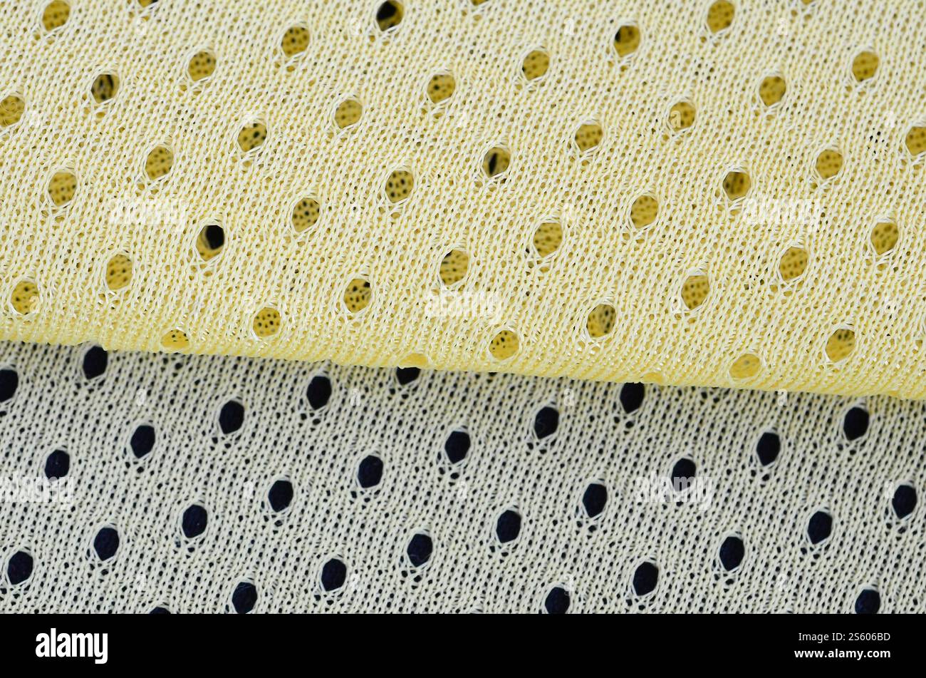 Fond de modèle textile de tissu de tissu de sport de maille jaune. Couleur jaune maillot de football vêtements tissu texture vêtements de sport. Poreux respirant Banque D'Images