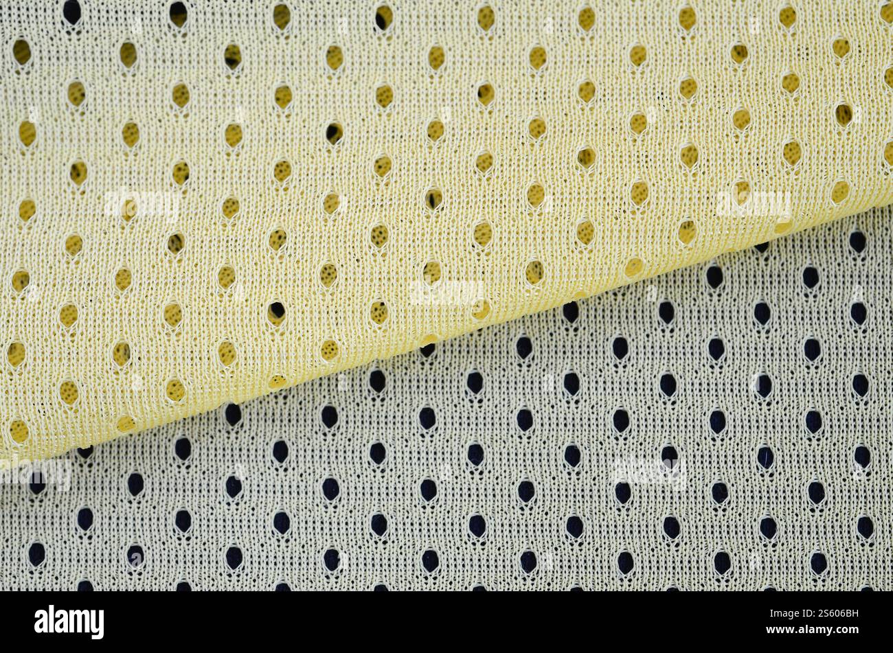 Fond de modèle textile de tissu de tissu de sport de maille jaune. Couleur jaune maillot de football vêtements tissu texture vêtements de sport. Poreux respirant Banque D'Images