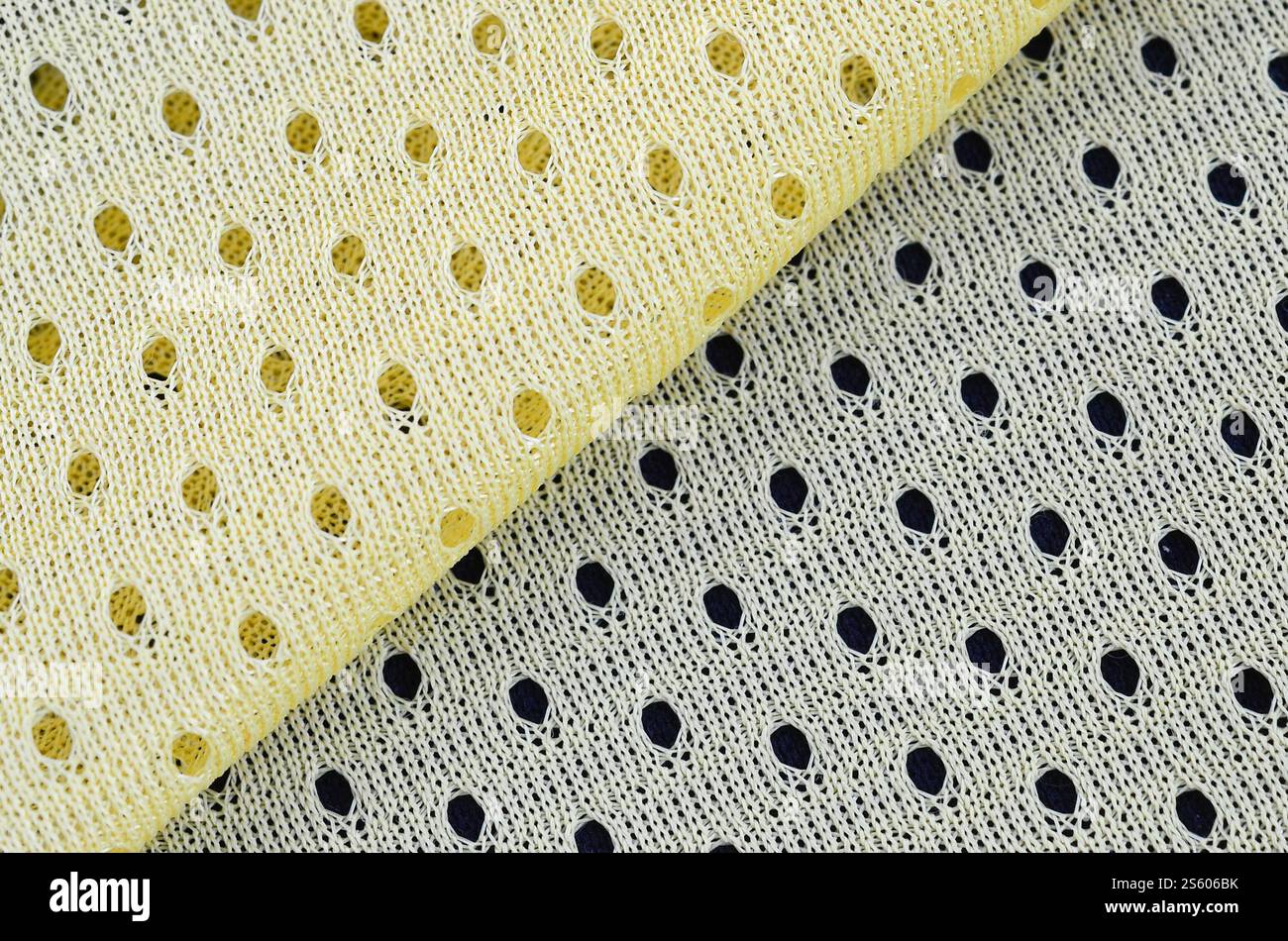 Fond de modèle textile de tissu de tissu de sport de maille jaune. Couleur jaune maillot de football vêtements tissu texture vêtements de sport. Poreux respirant Banque D'Images