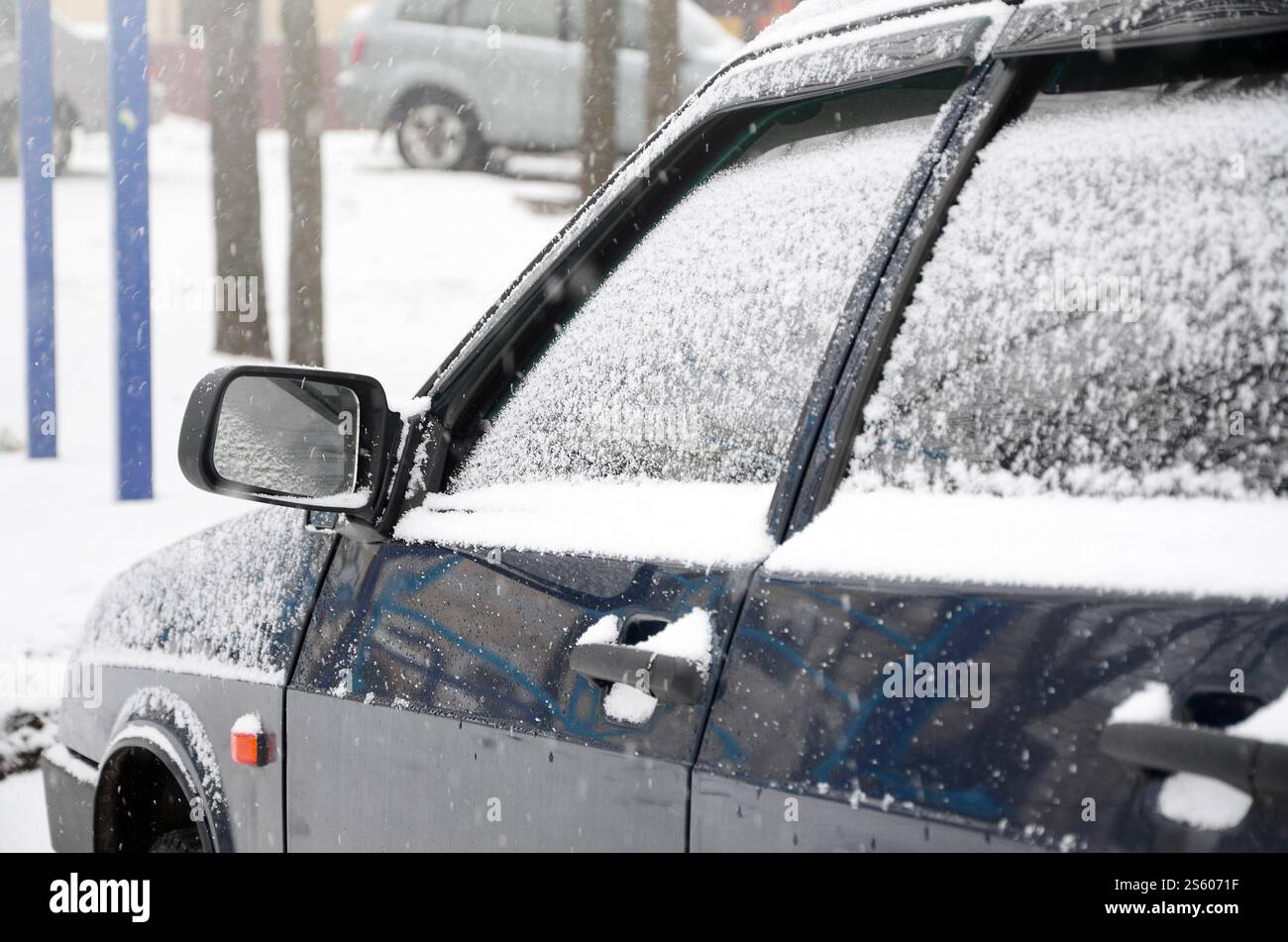 Fragment de la voiture sous une couche de neige après une forte chute de neige. La carrosserie de la voiture est recouverte de neige blanche. Fragment de la voiture sous une couche Banque D'Images Fragment de la voiture sous une couche de neige après une forte chute de neige. La carrosserie de la voiture est recouverte de neige blanche. Fragment de la voiture sous une couche Banque D'Images